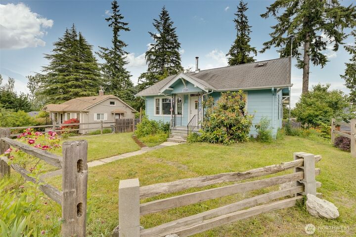 Property Photo:  2310  Lowell Road  WA 98203 