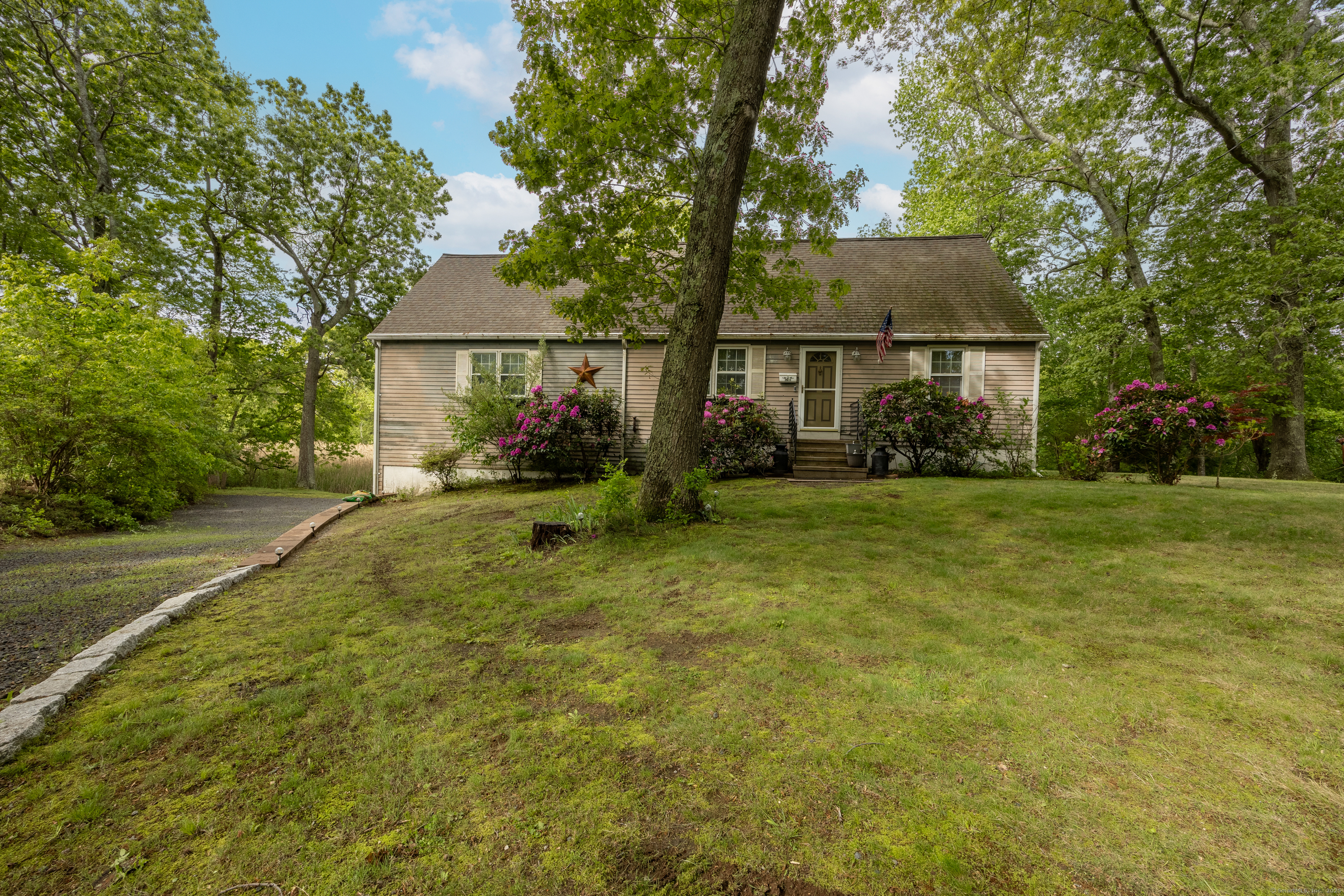 Property Photo:  76 River W Street  CT 06475 