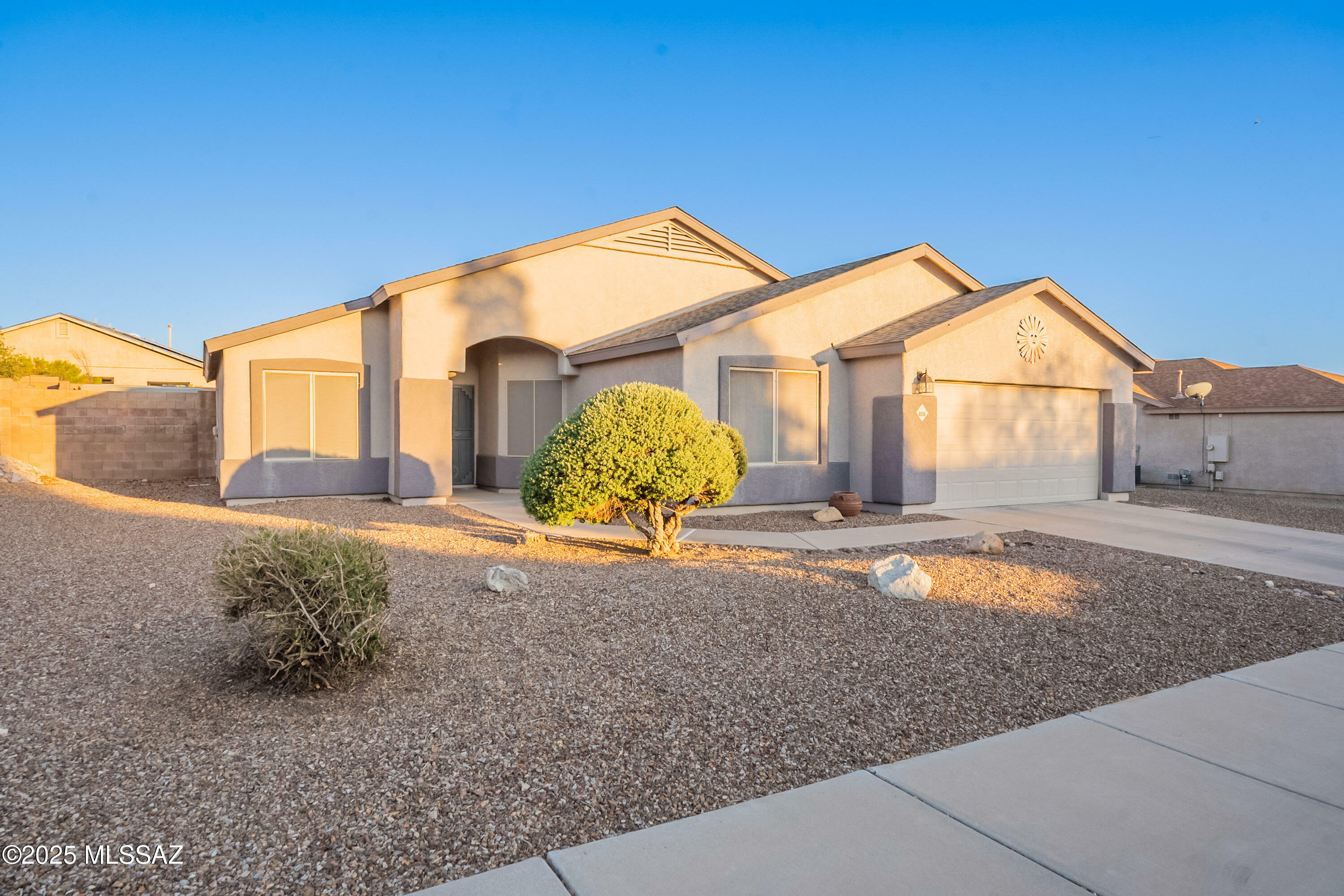 Property Photo: 8316 N Pink Pearl Way AZ 85741