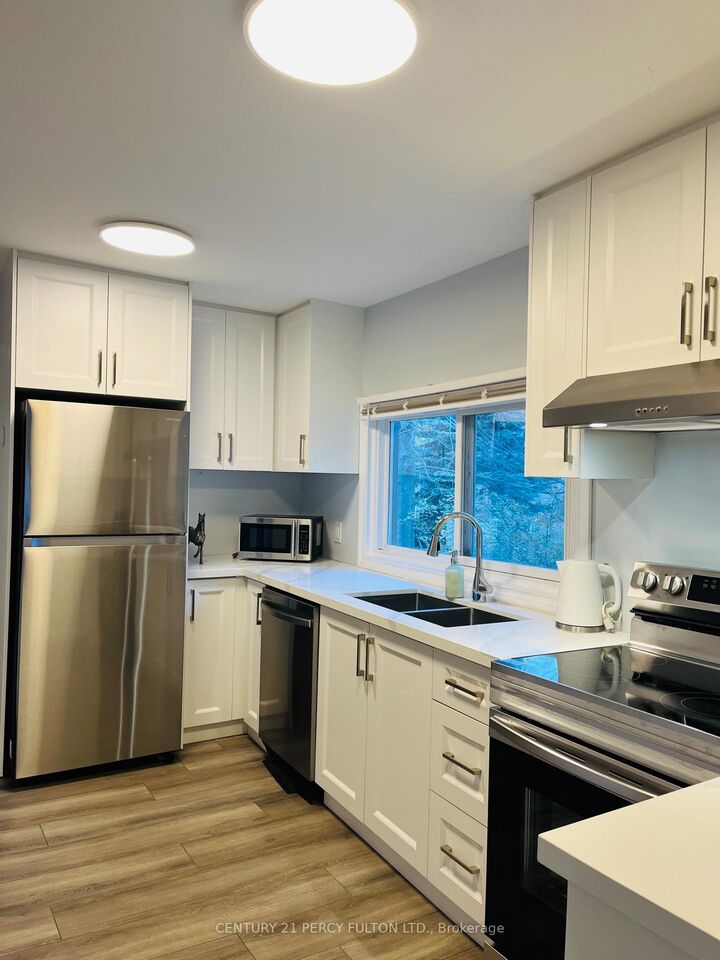 Property Photo:  912 Beechwood Avenue  ON L5G 4E2 