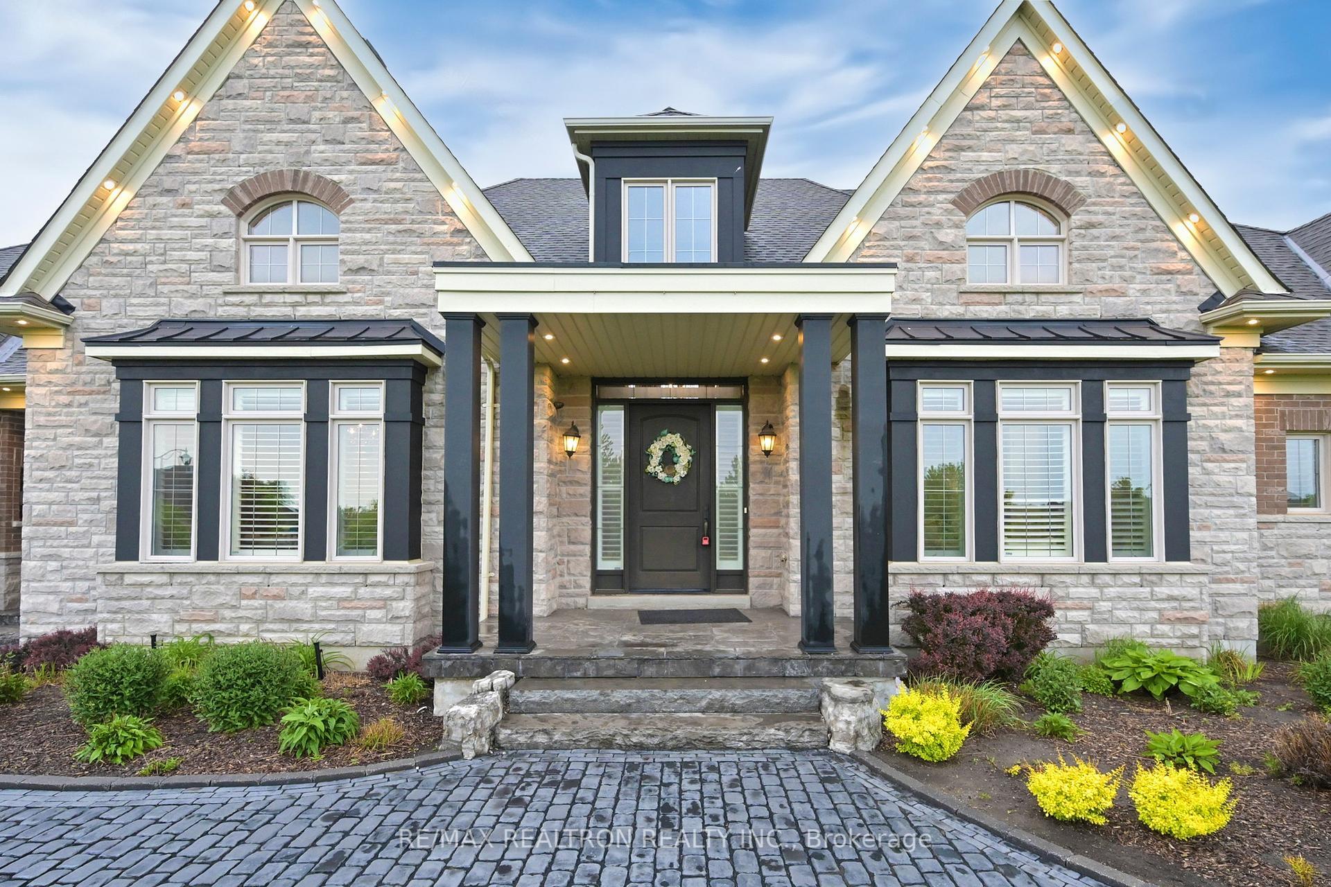 Property Photo: 15 Pine Vista Avenue ON L4A 1R9