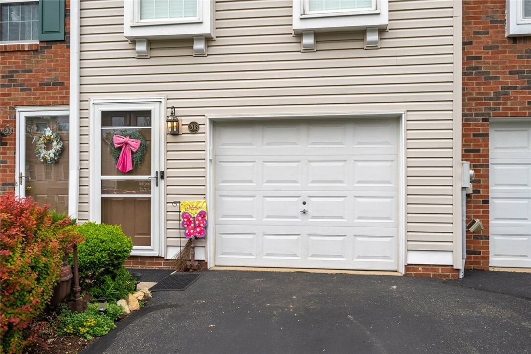 Property Photo: 208 Green Court PA 15234