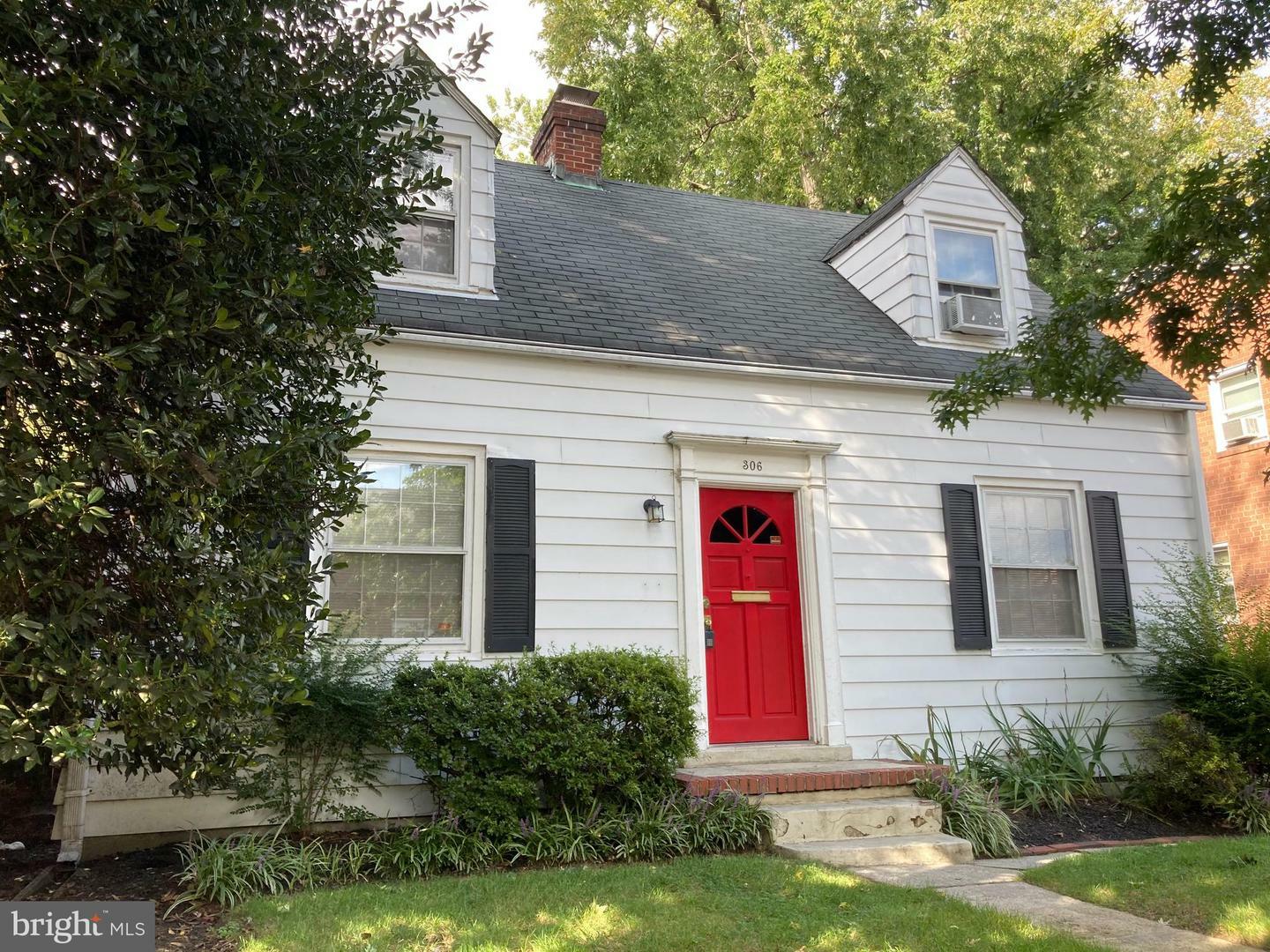 Property Photo: 306 E Oak Street VA 22301