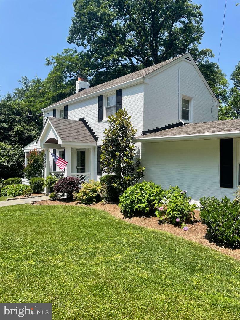Property Photo: 2408 N Upshur Street VA 22207
