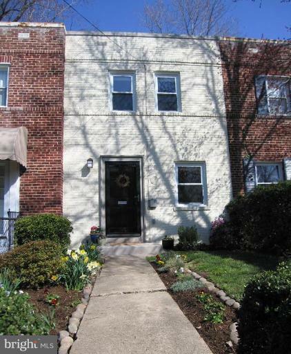 Property Photo: 420 E Bellefonte Avenue E VA 22301