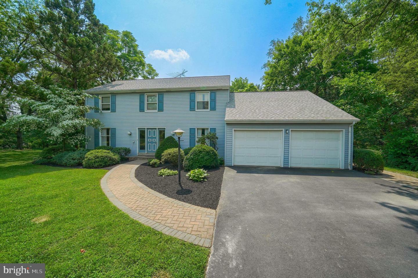 Property Photo: 2640 Breezewood Drive PA 17601