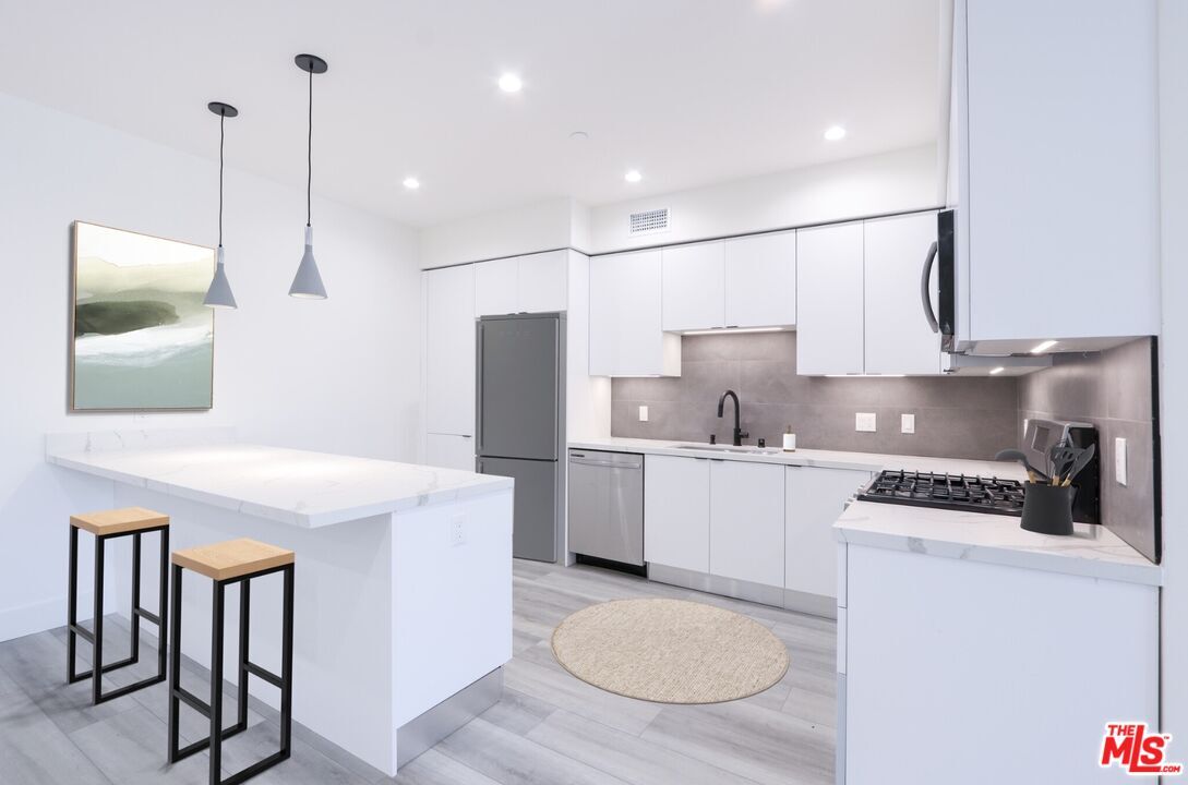Property Photo:  11800 Courtleigh Dr  CA 90066 