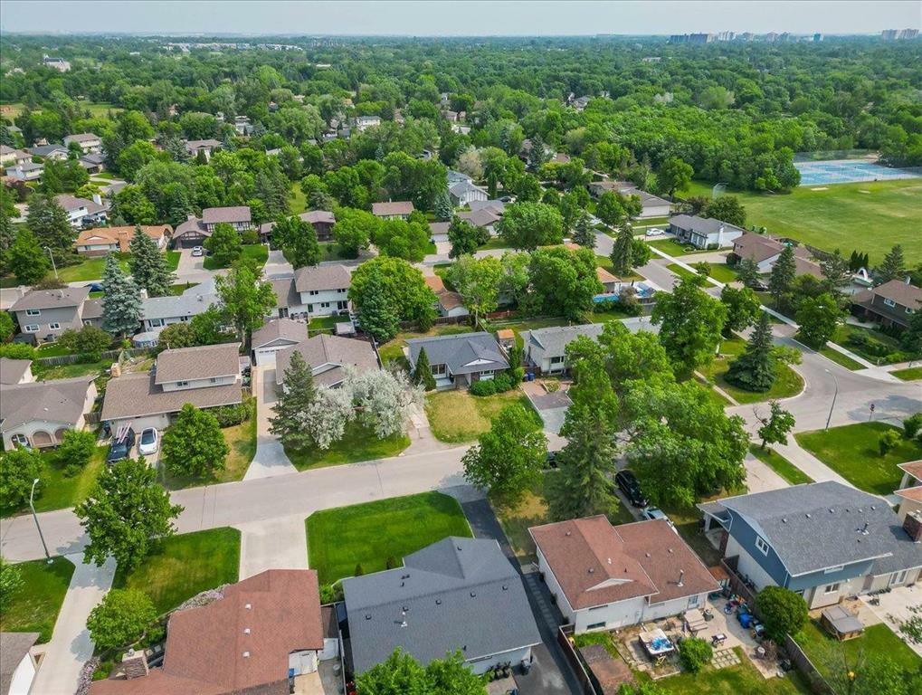 Property Photo: 308 Barker Boulevard MB R3R 2E4