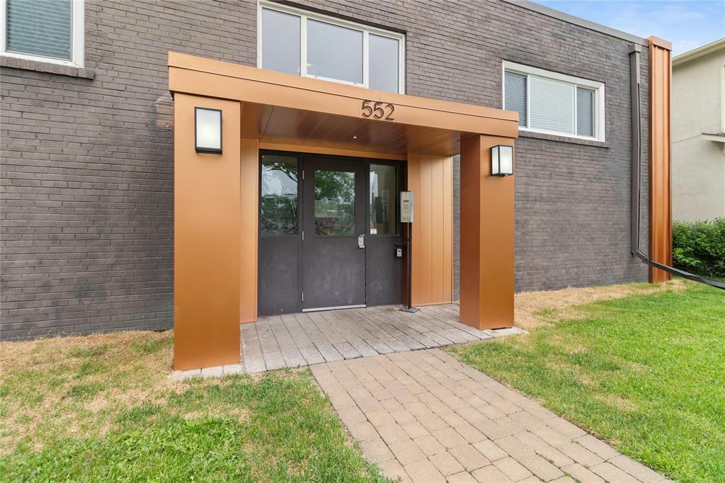 Property Photo: 552 De La Morenie Street MB R2H 2Z5