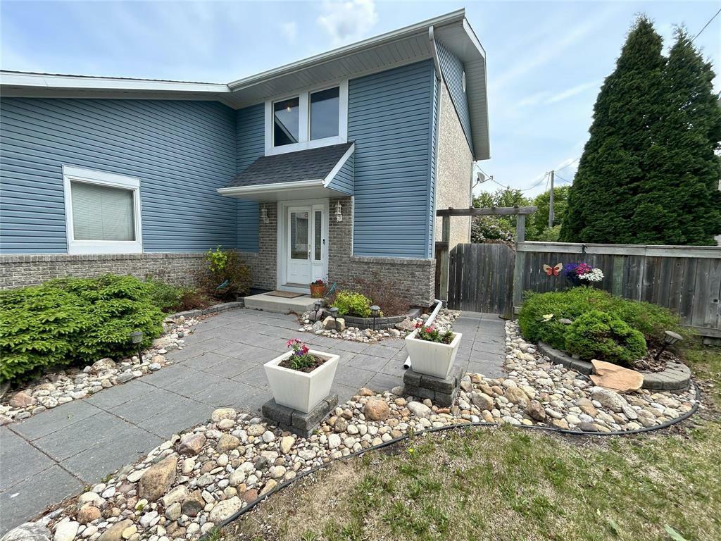 Property Photo: 114 Oakbank Drive MB R0E 1J0