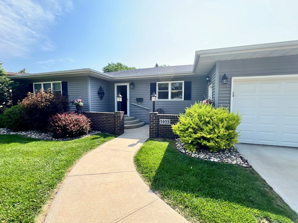 Property Photo: 1403 Williams Dr IA 50501