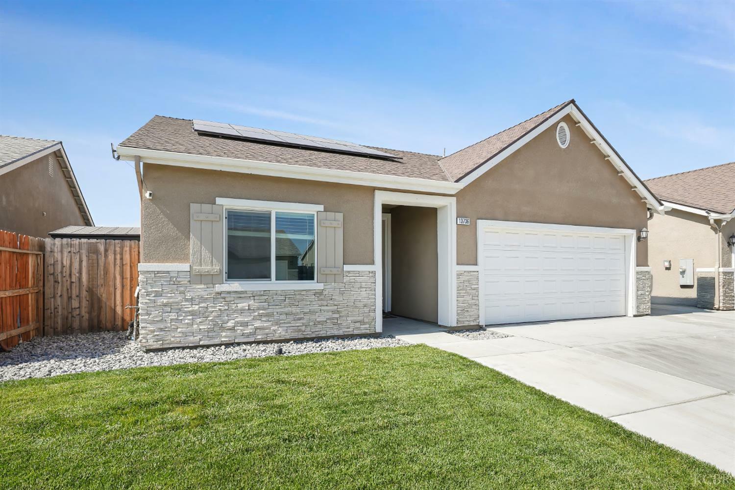 Property Photo: 13736 Alyssum Way CA 93202