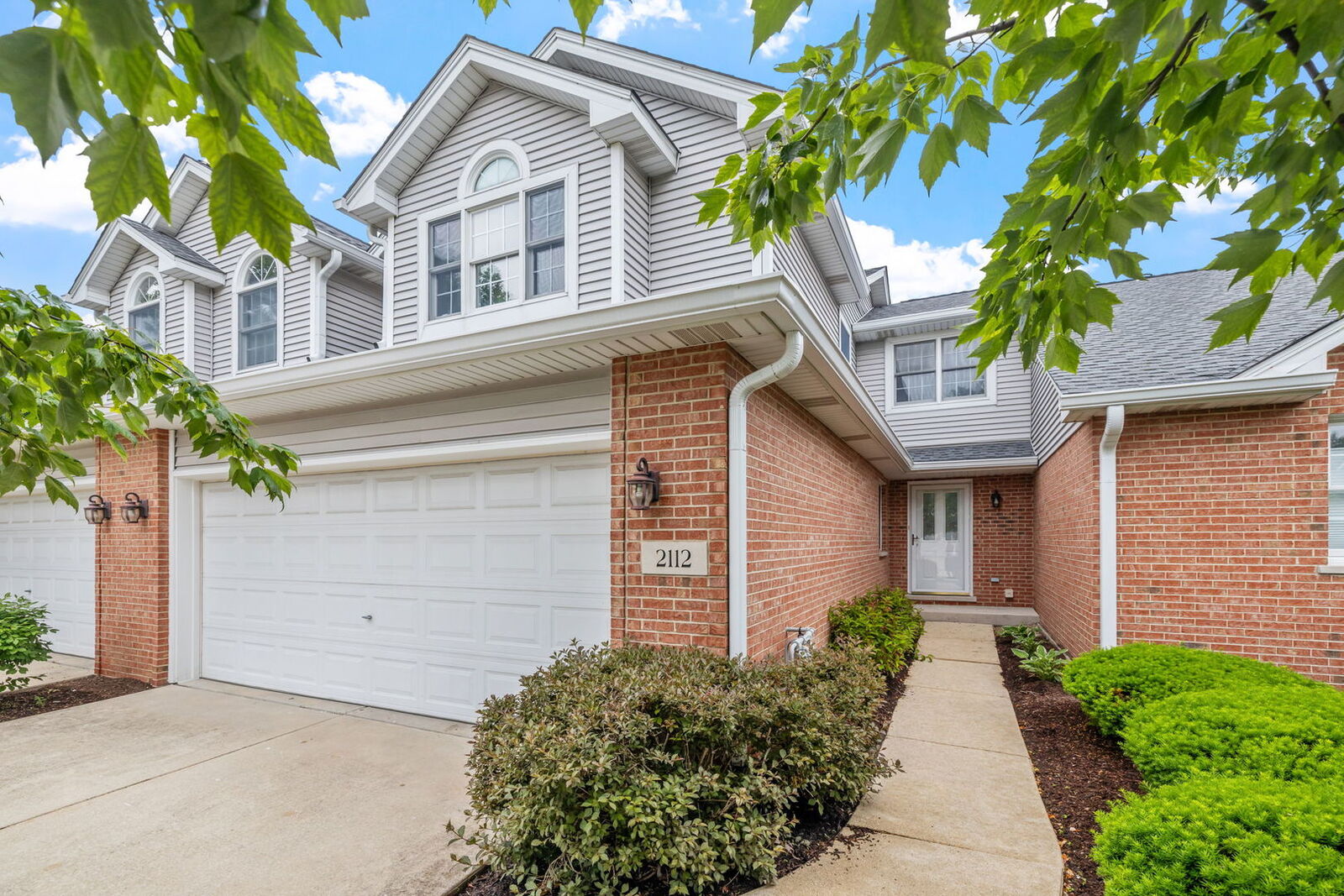 Property Photo:  2112 Prairie Lane  IL 60517 