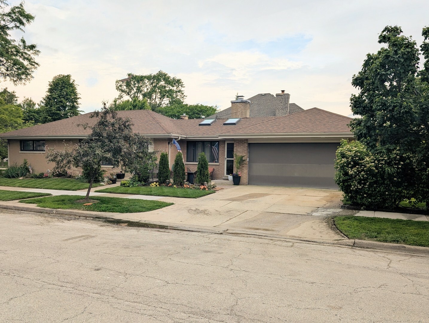 Property Photo: 301 N Redfield Court IL 60068