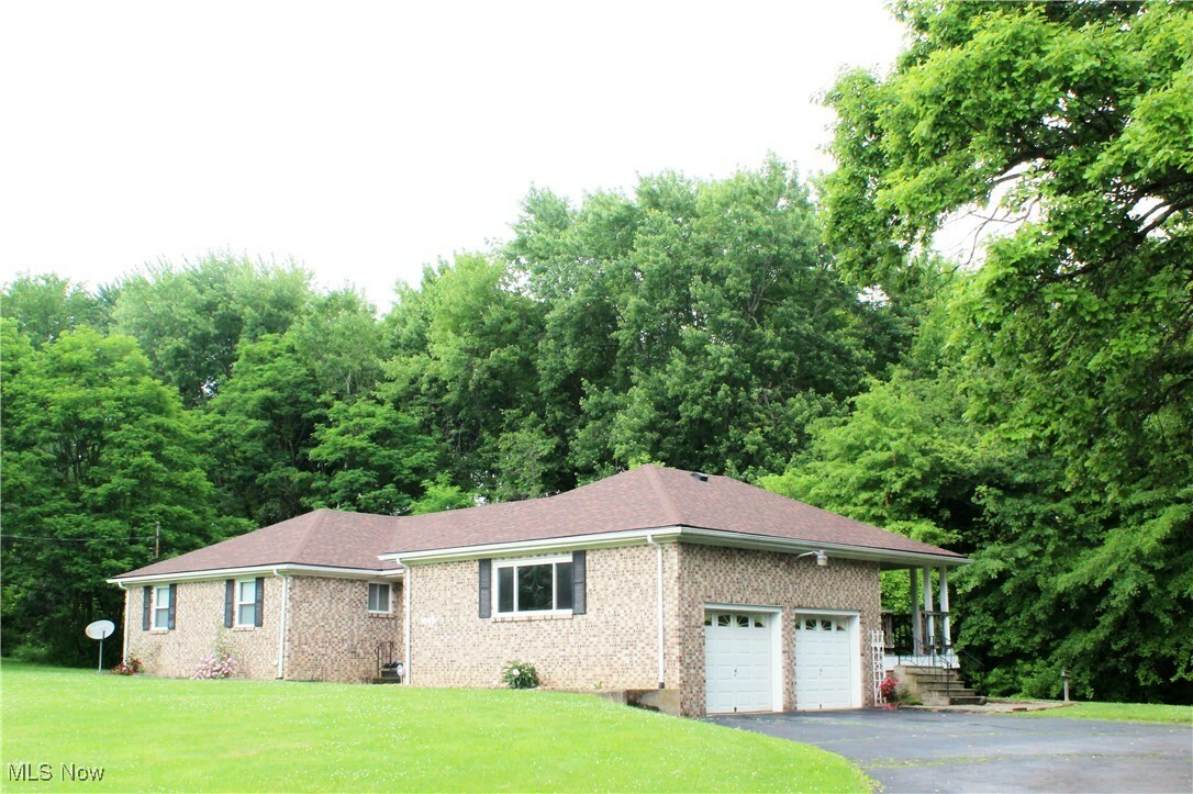 Property Photo: 3845 Hightree Avenue SE OH 44484