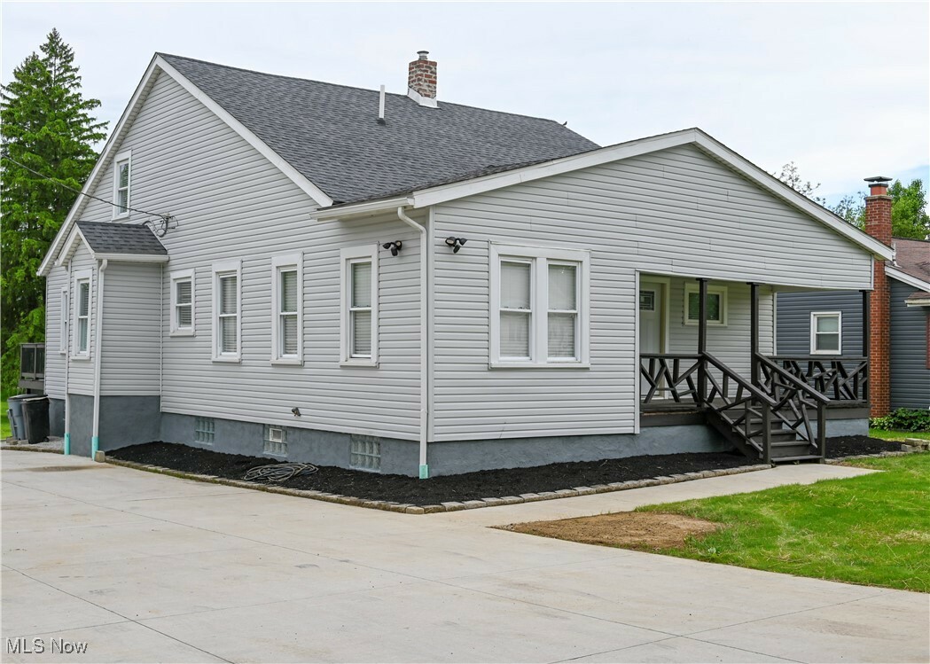 Property Photo: 2948 Maple Avenue NE OH 44714