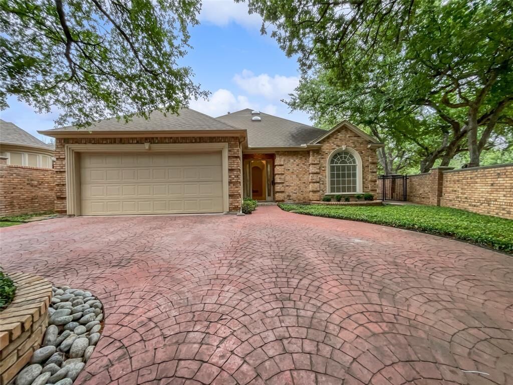 Property Photo: 1021 Villa Drive TX 76120