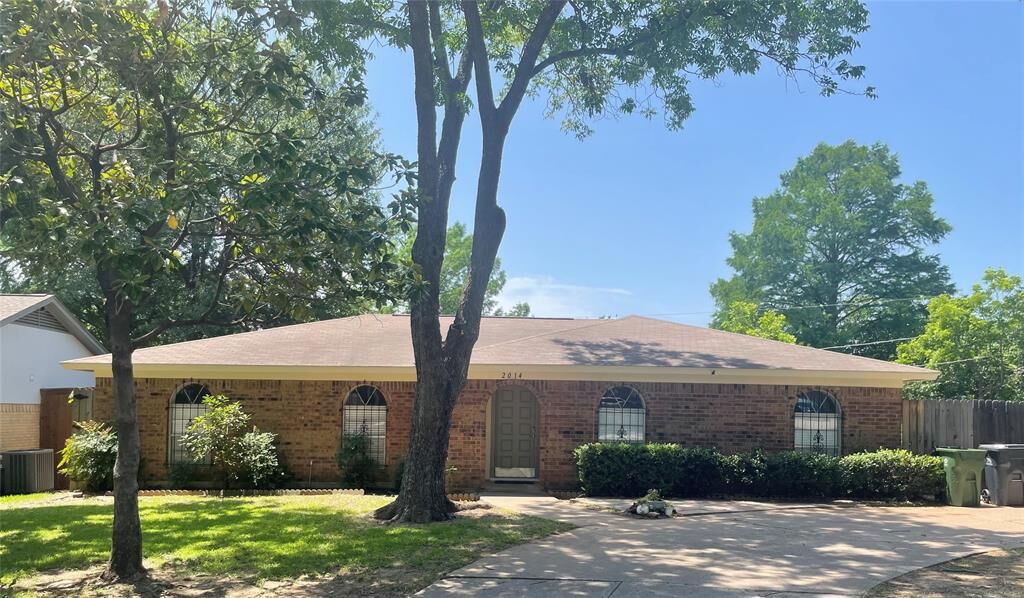 Property Photo:  2014 Bay Oaks Drive  TX 76012 