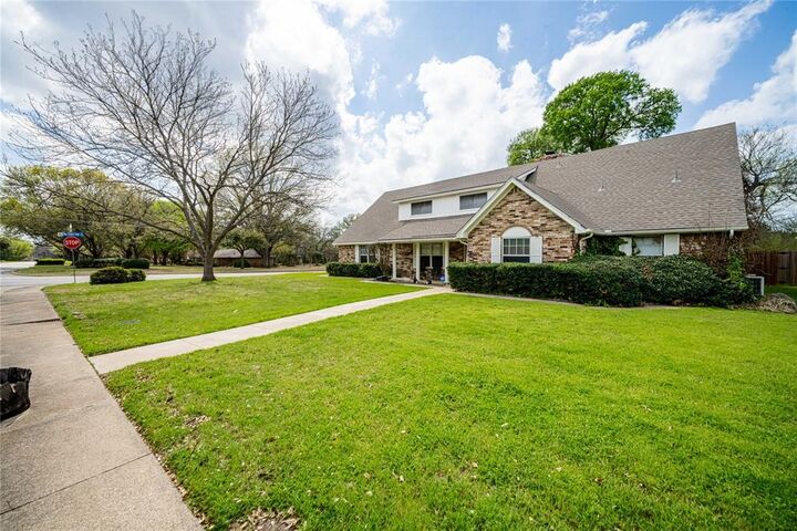 Property Photo:  919 Green Hills Road  TX 75137 