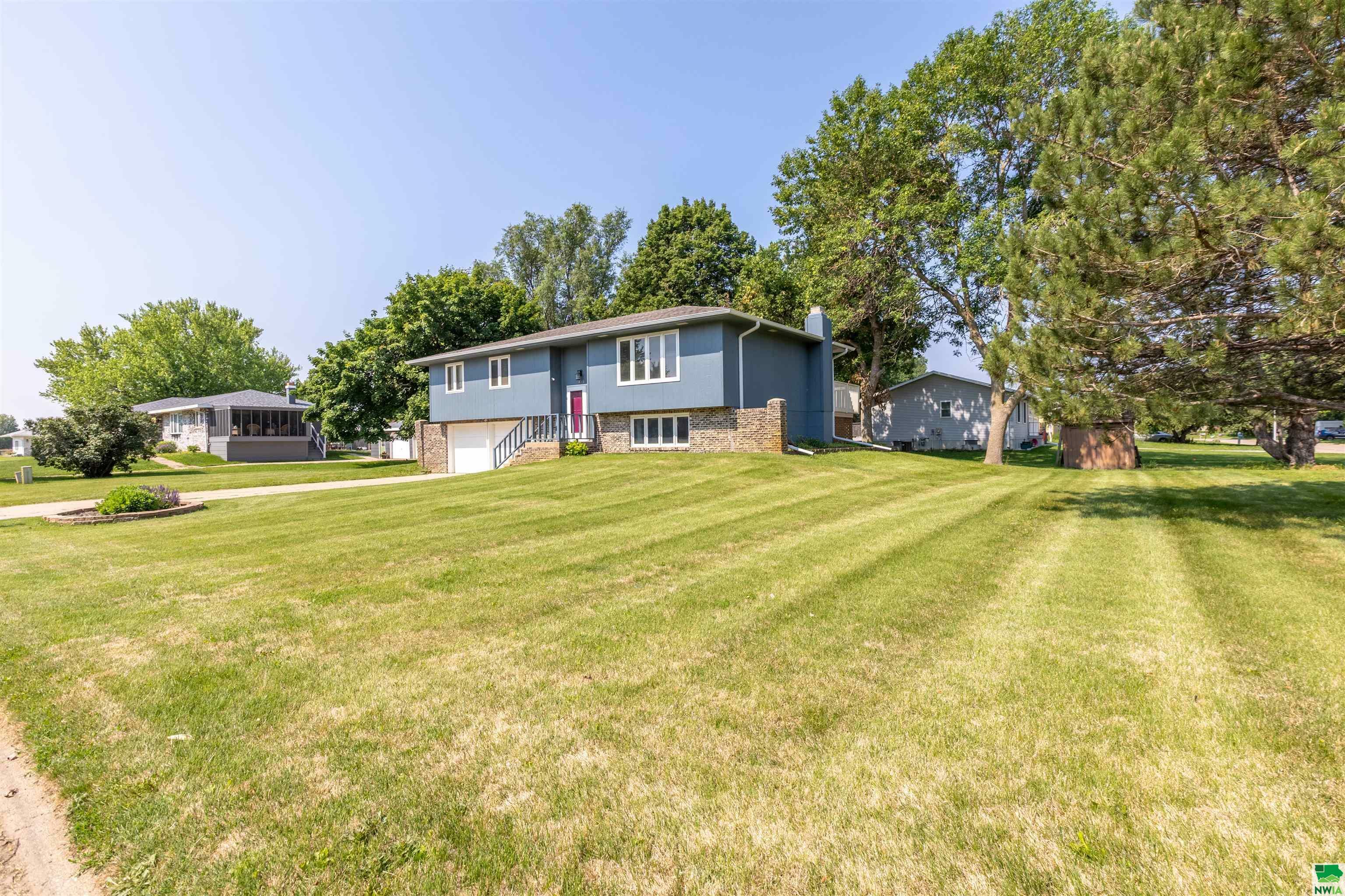 Property Photo: 409 Eastview Dr IA 51055