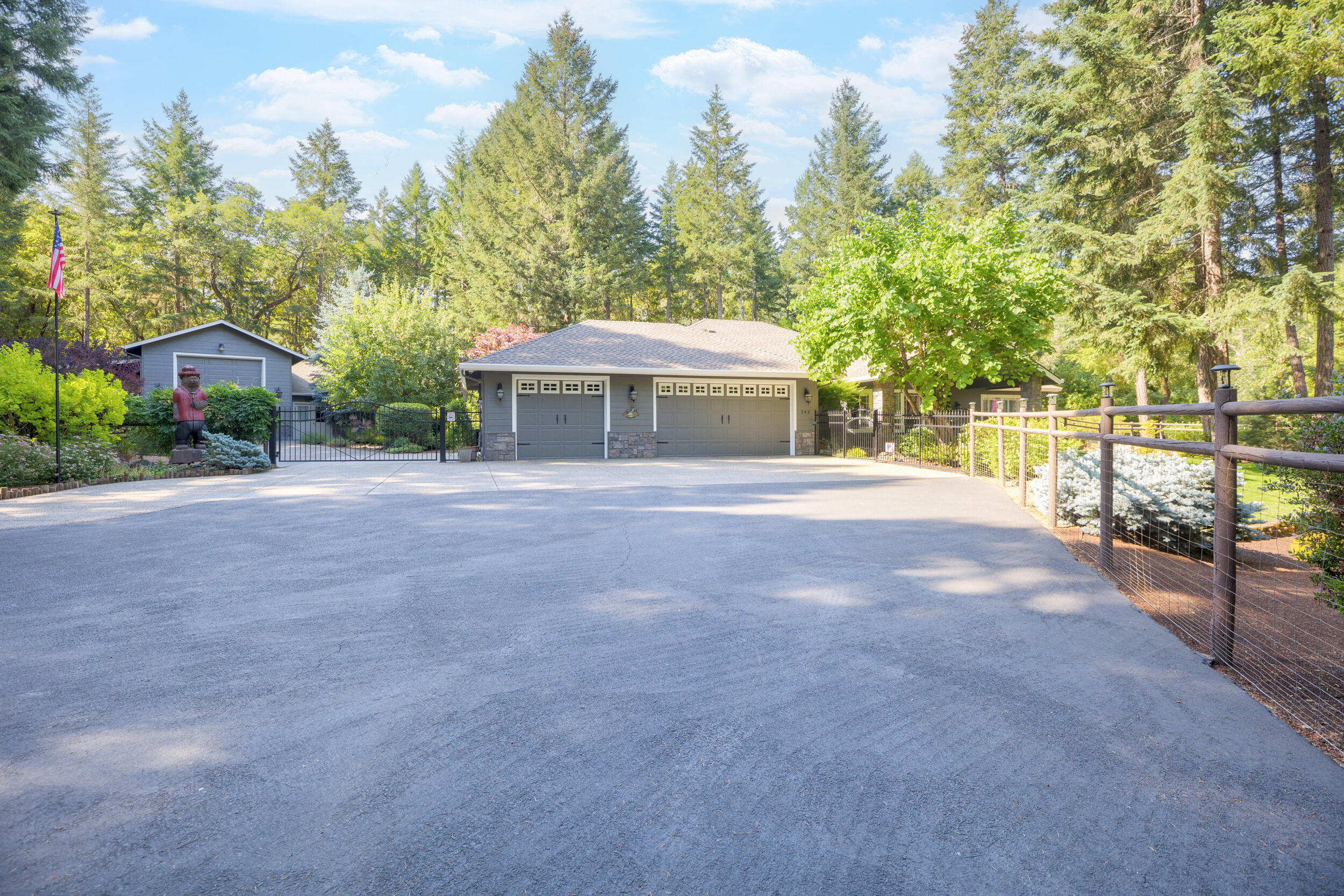 Property Photo: 243 Daleo Drive OR 97527