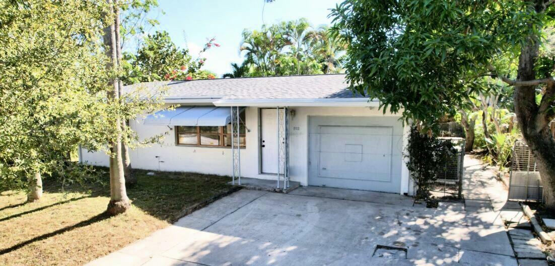 Property Photo: 802 Lytle Street FL 33405