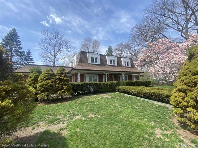 Property Photo: 3015 E Village Lane MI 48060