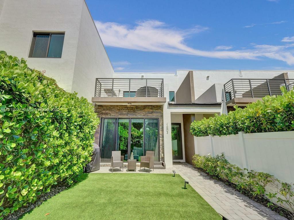 Property Photo: 1604 SW 4th Ave FL 33315