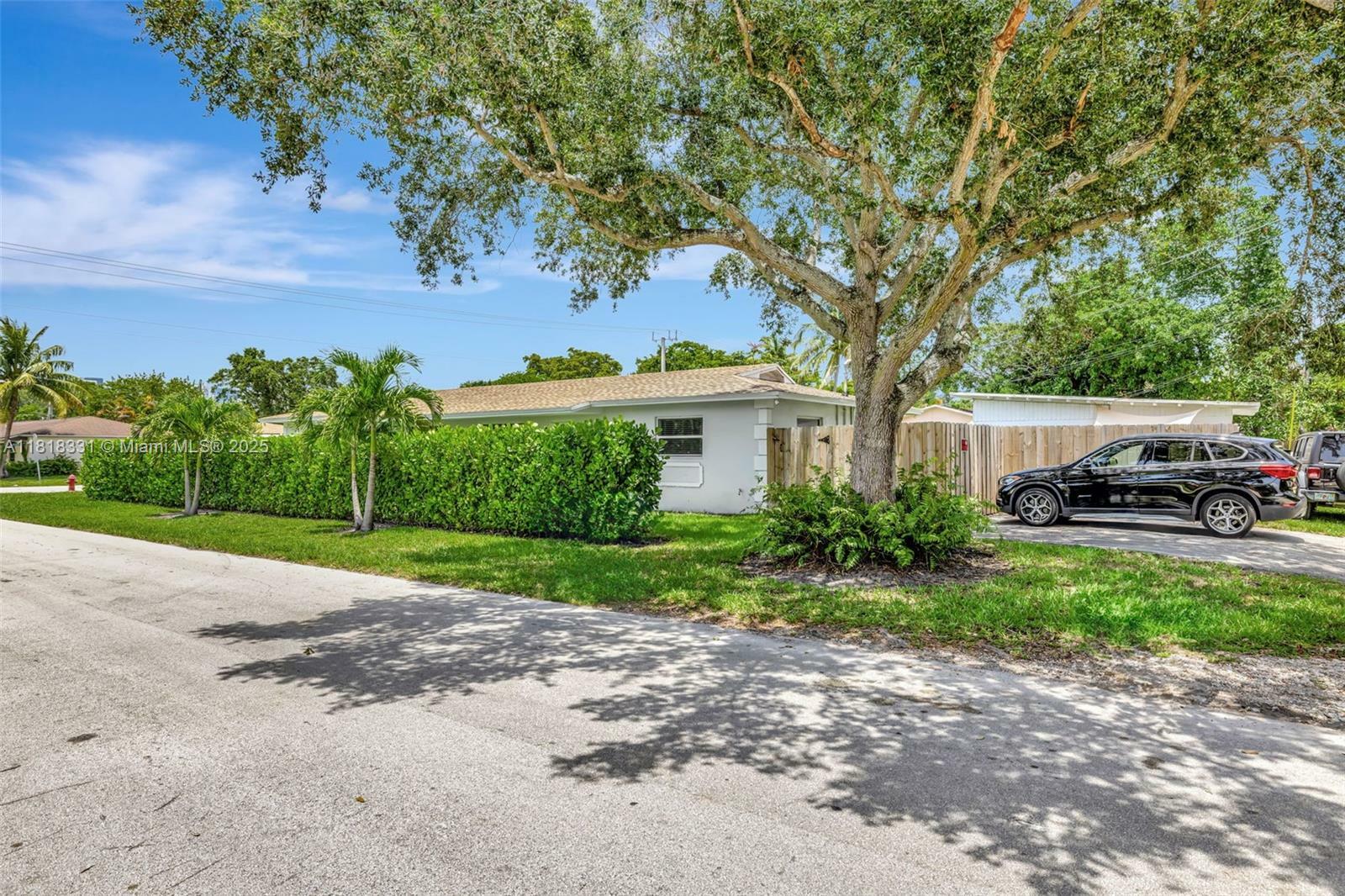 Property Photo: 1500 SW 6th Ave 1500 FL 33315