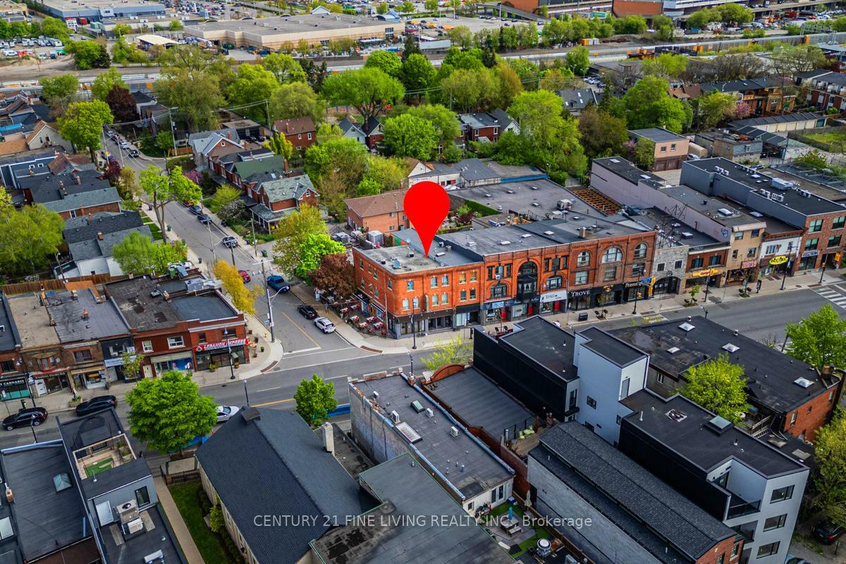 Photo de la propriété: 3048 Dundas Street W ON M6P 1Z3