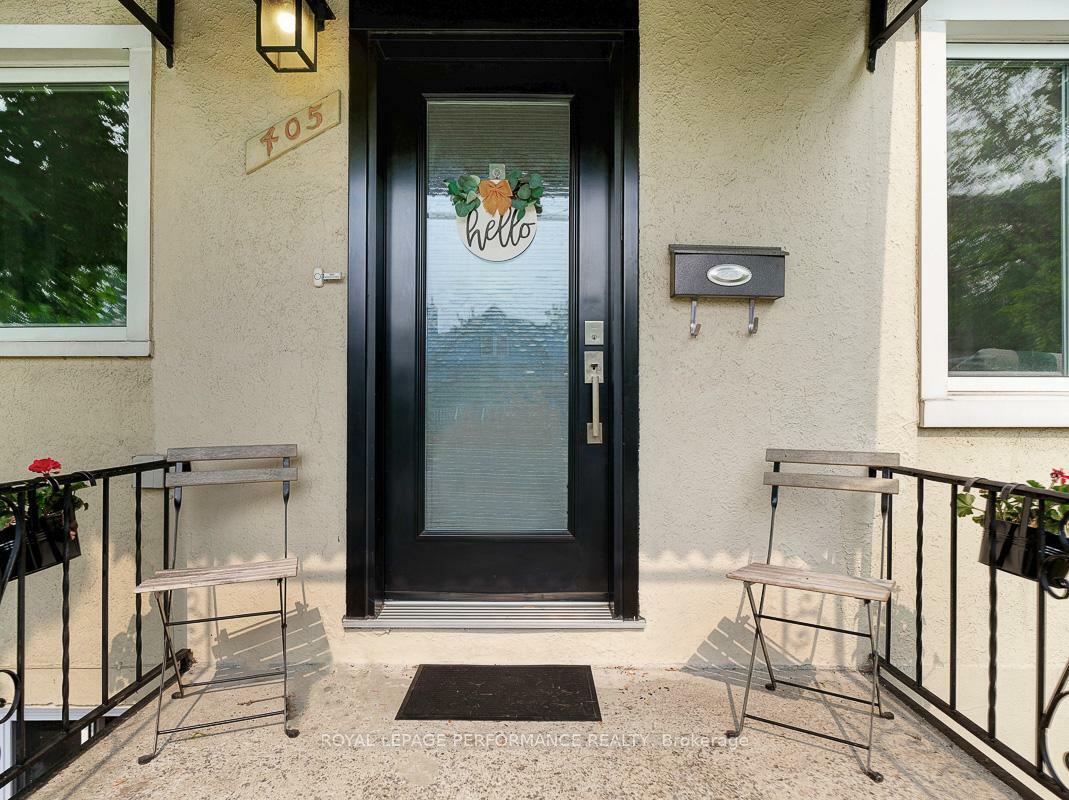 Property Photo: 405 Allen Boulevard ON K1L 7B6