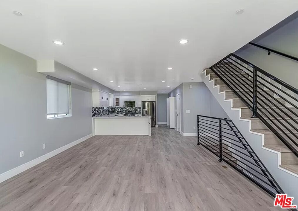 Property Photo: 1947 N Vista Del Mar Ave CA 90068