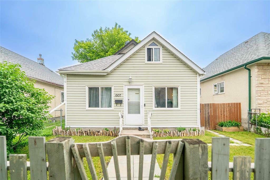 607 Beverley Street  Winnipeg MB R3E 2A4 photo