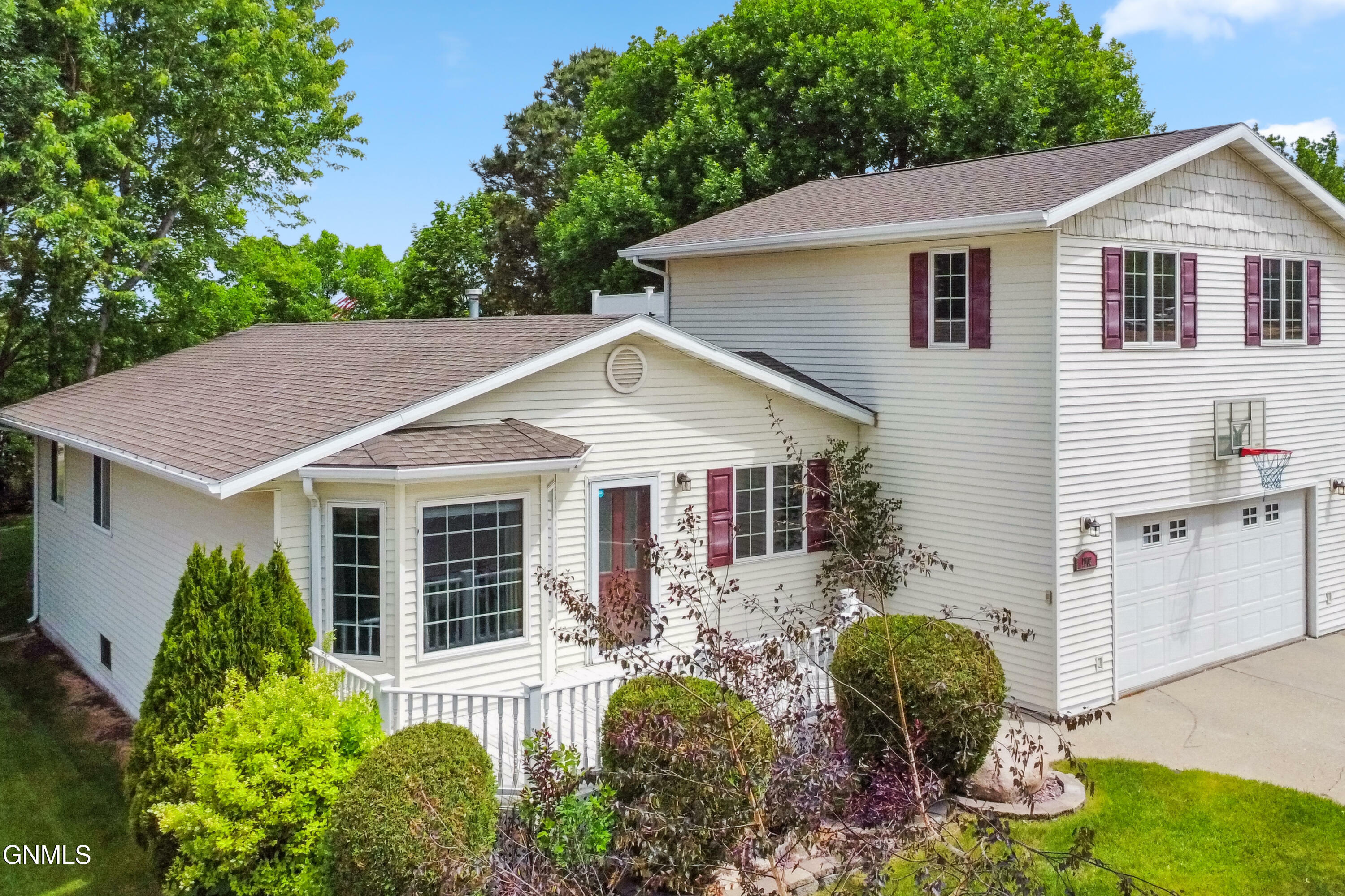 Property Photo: 1002 Turnpike Avenue E ND 58501