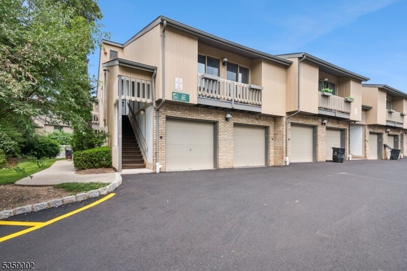 Property Photo:  4 Hart Dr  NJ 07052 