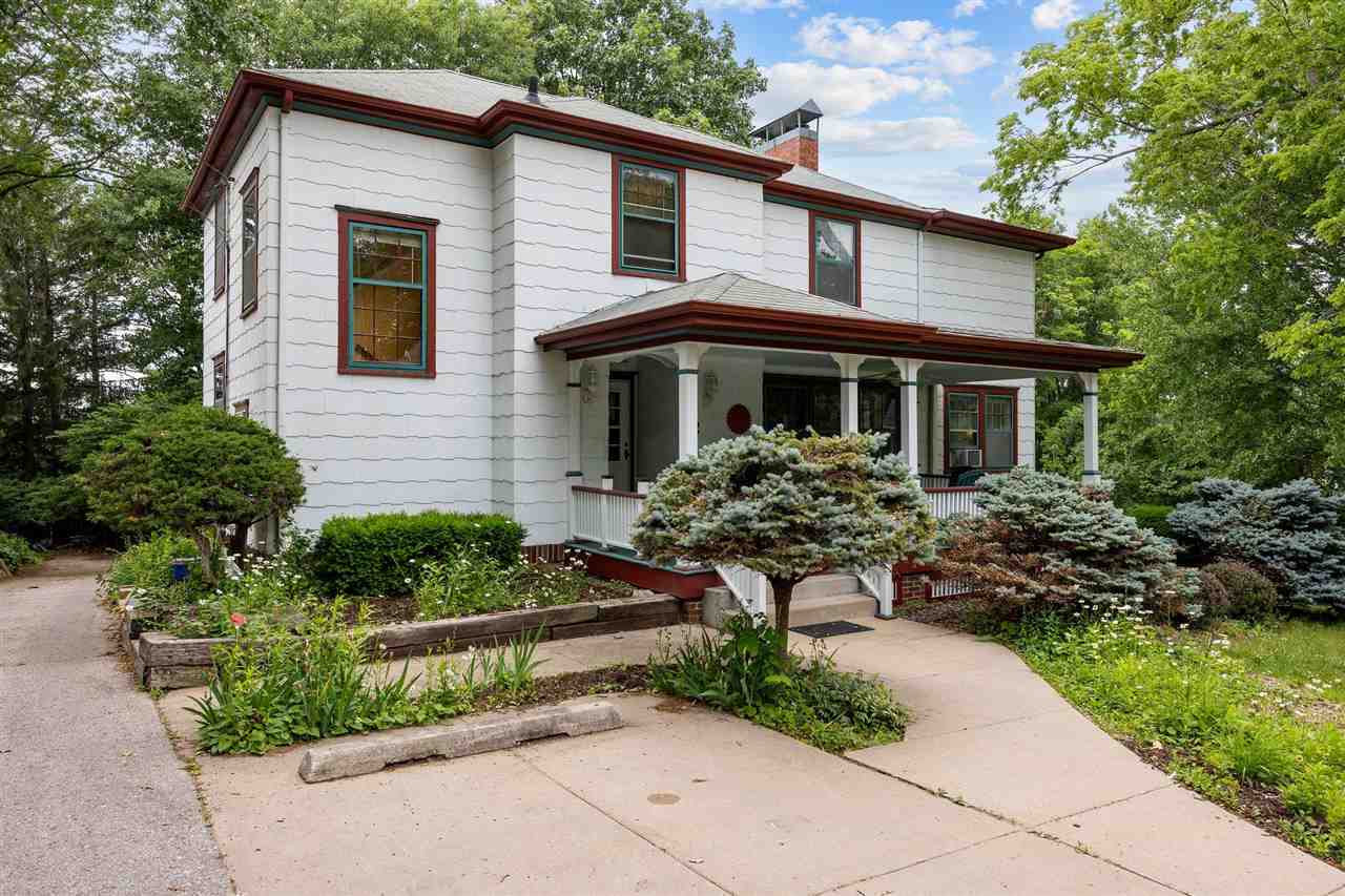Property Photo: 2 Bella Vista Pl IA 52245