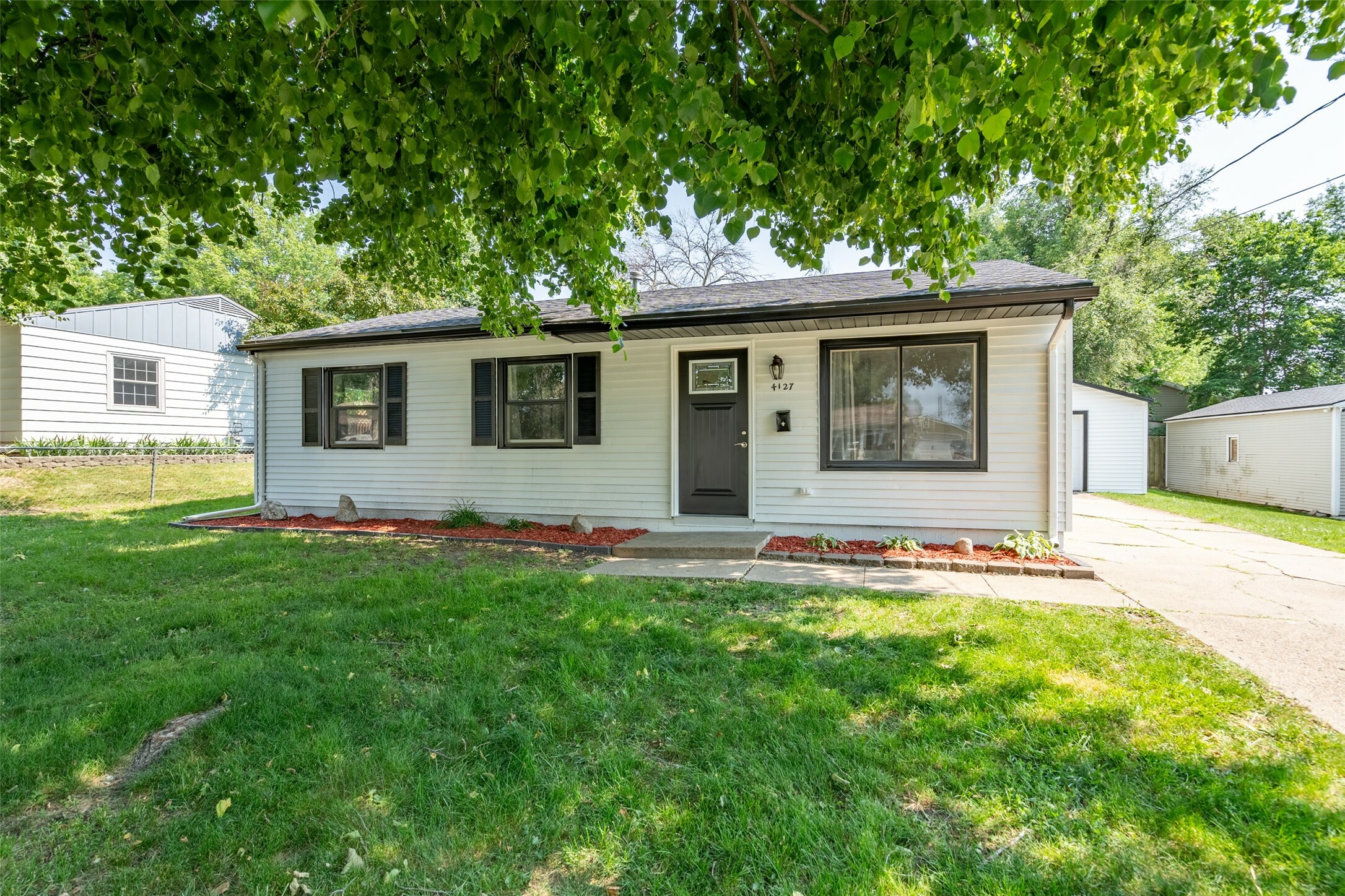 Property Photo: 4127 E Seneca Avenue IA 50317