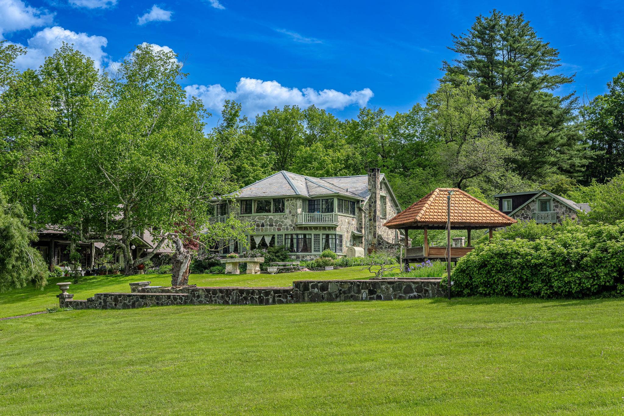Property Photo:  