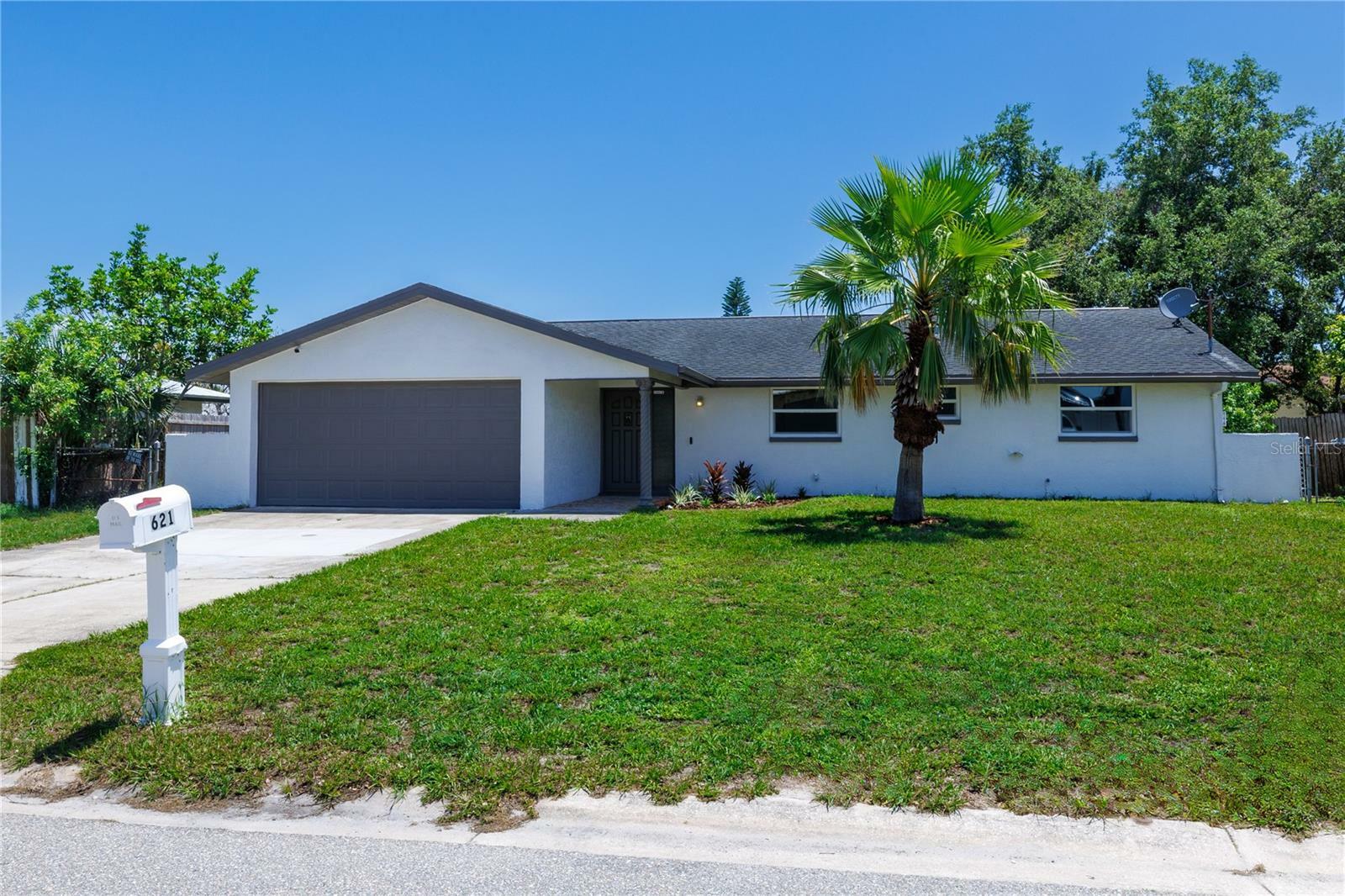 Property Photo: 621 Gran Kaymen Way FL 33572