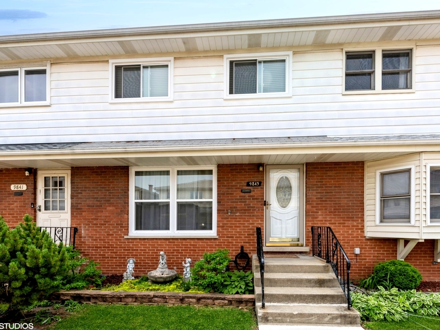 Property Photo: 9843 Garden Court IL 60176
