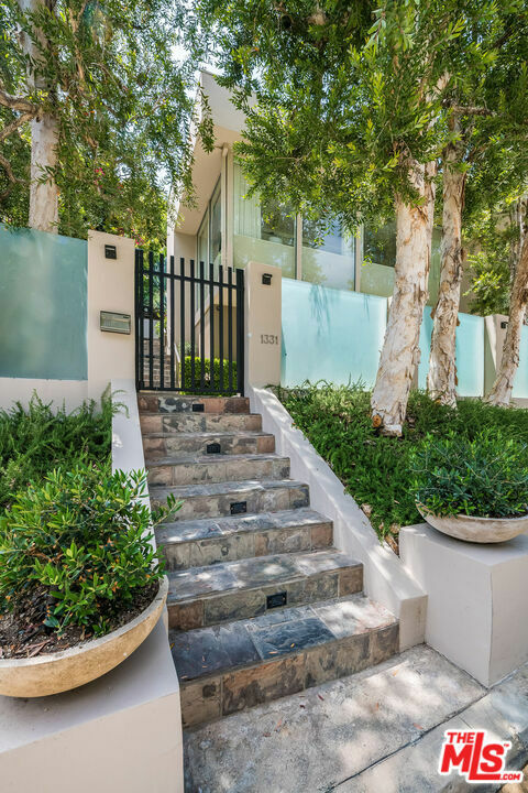 Property Photo: 1331 Cordell Place CA 90069