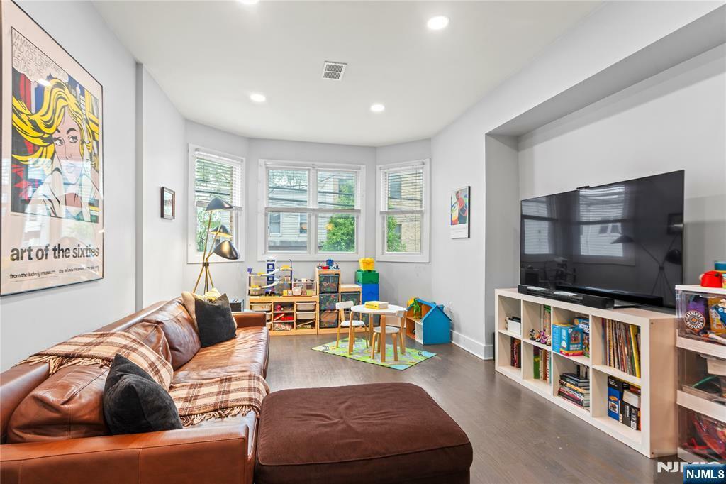Property Photo:  172 South Street 2A  NJ 07307 