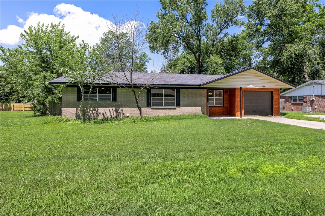 Property Photo: 1202 SE E Street AR 72712