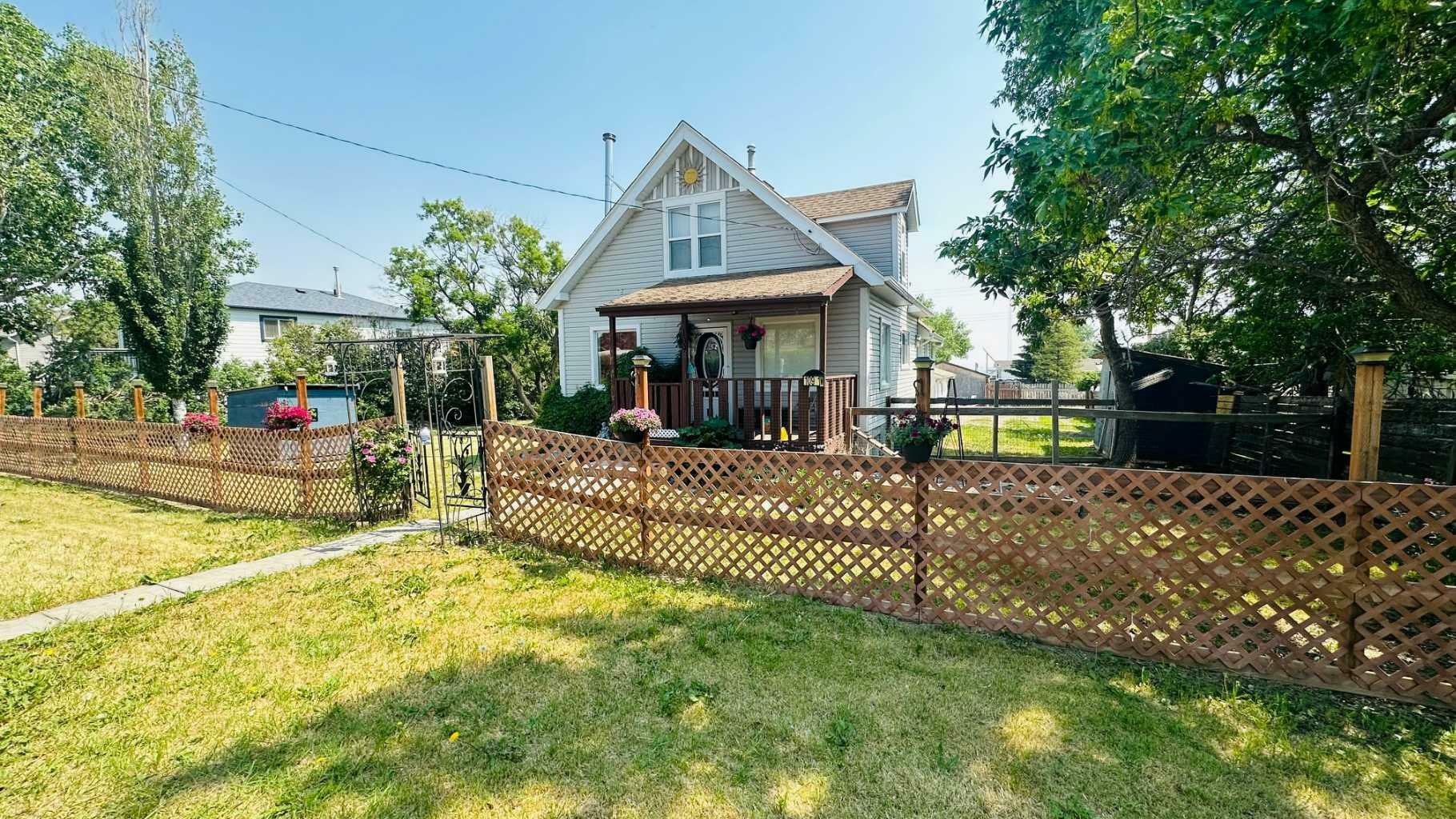 Property Photo:  109 1 Street West  AB T0J 2C0 