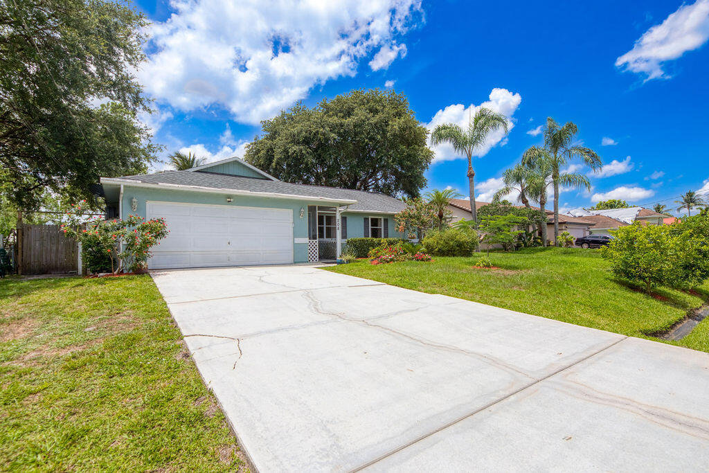 Property Photo:  208 SE Sims Circle  FL 34984 