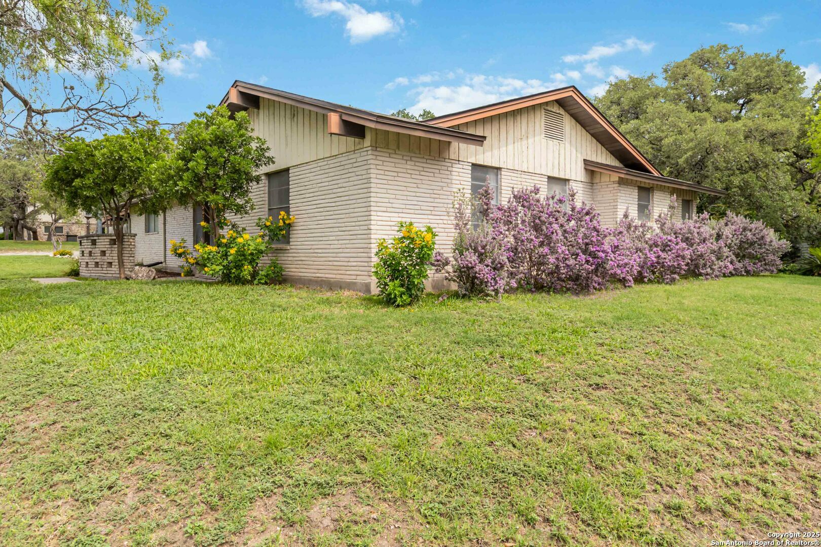 Property Photo: 5823 Prentiss Dr TX 78240