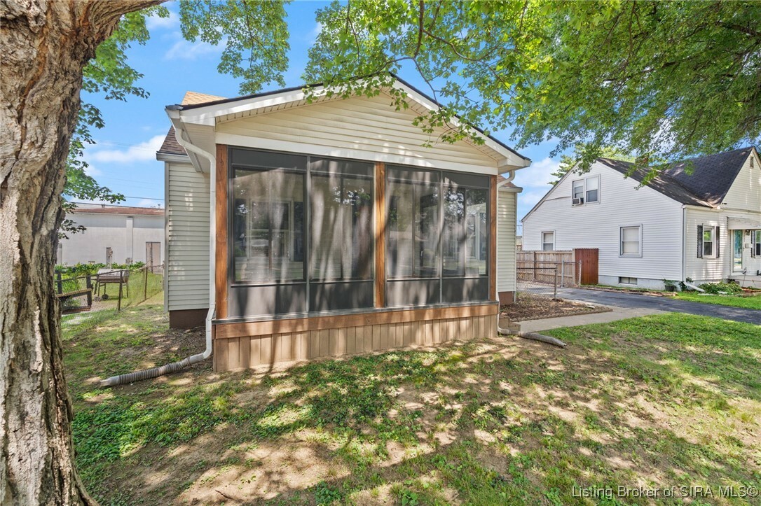 Property Photo: 425 Andalusia Avenue IN 47129
