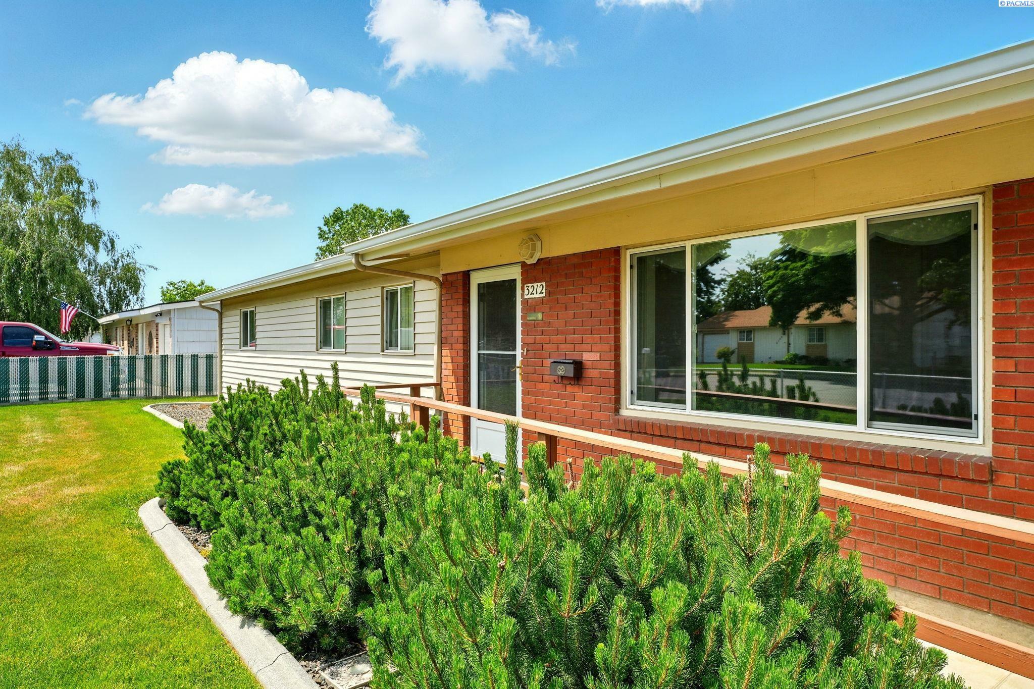 Property Photo: 3212 W John Day Ave WA 99336-2416