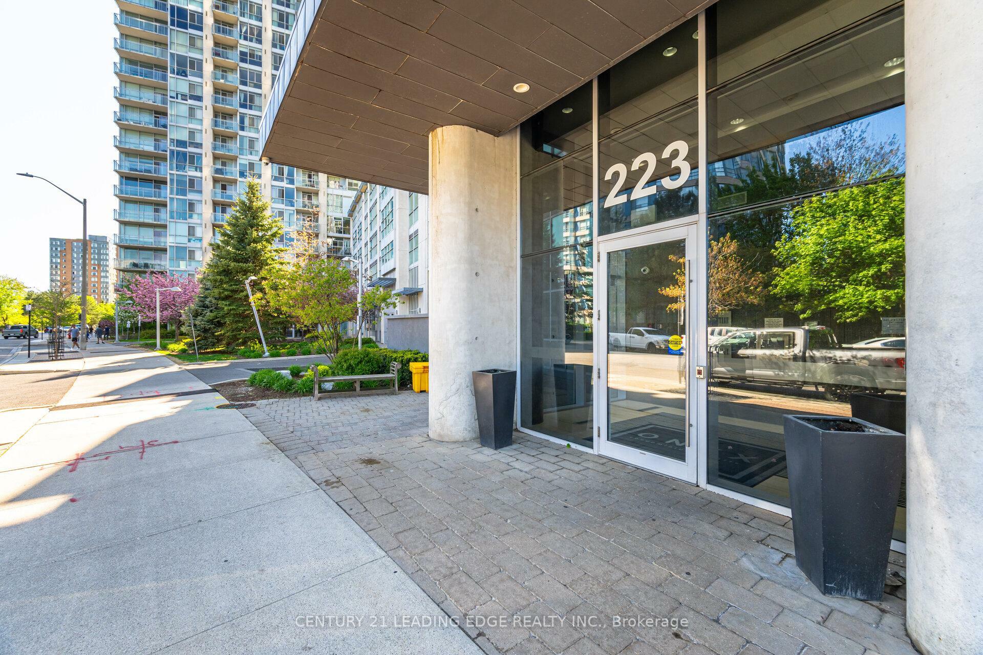 Property Photo: 223 Webb Drive S 201 ON L5B 0E8