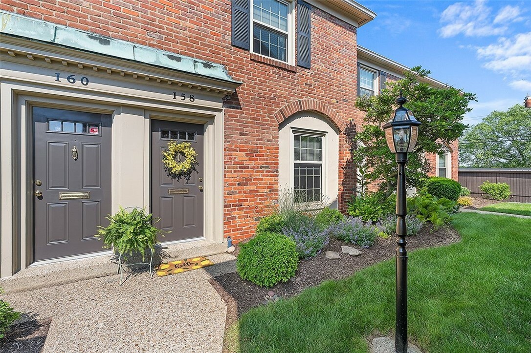 Property Photo: 158 Jamestown Ct PA 15216